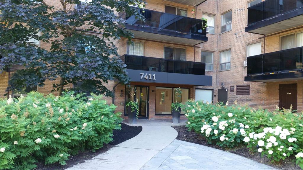 7411 & 7433 Yonge St 20 & 30 Clark Ave, Thornhill Apartment for Rent