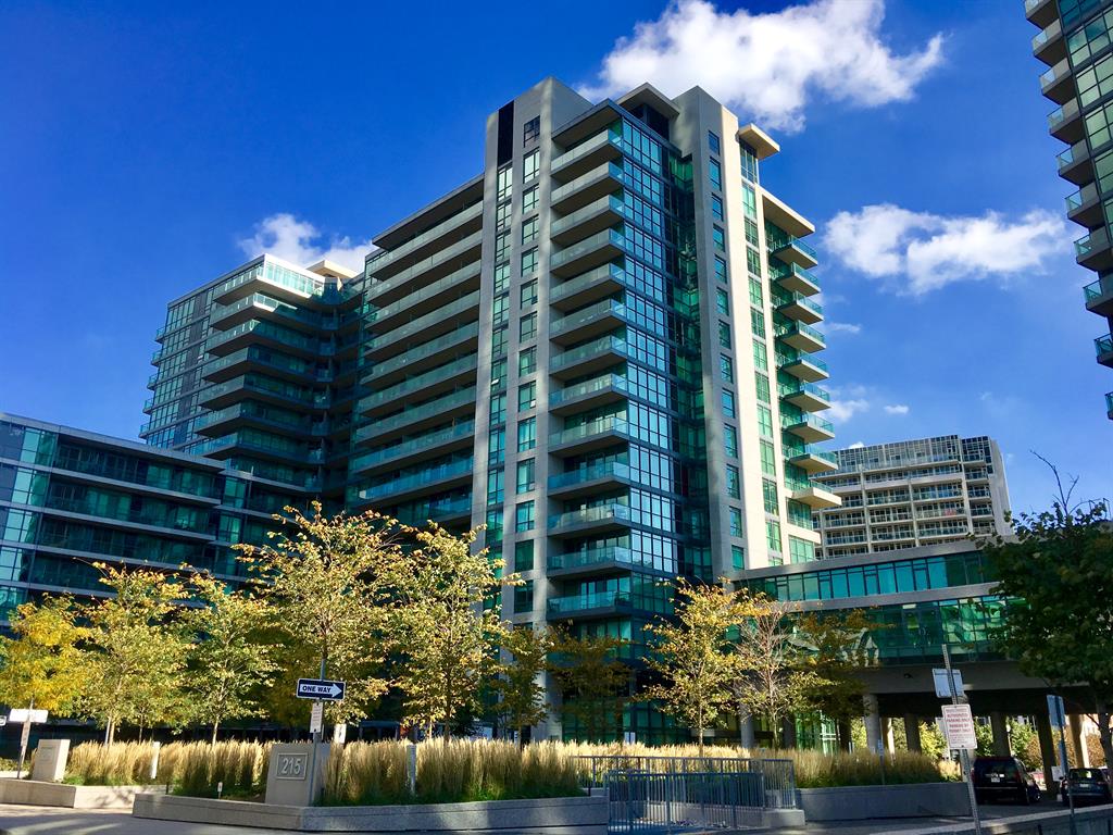 215 Fort York Blv