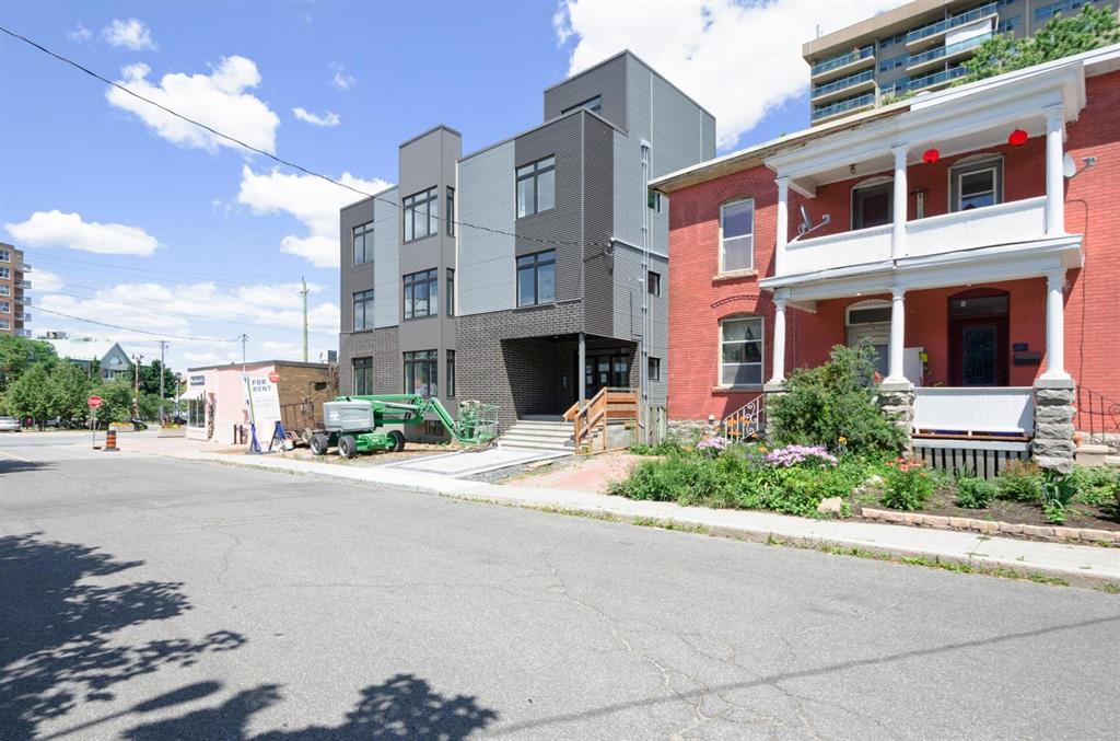 9 Spadina Avenue