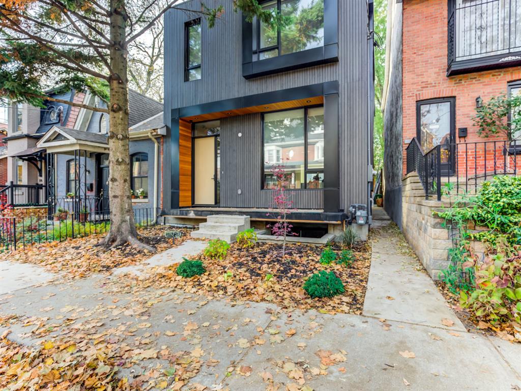 182 De Grassi St