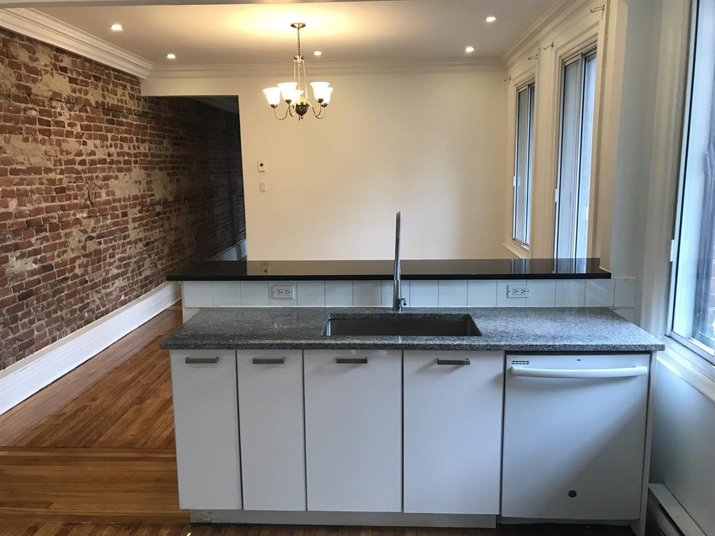 3663 Rue Lorne Crescet
