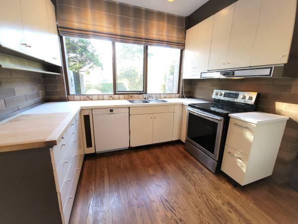 6674 Marine Crescent