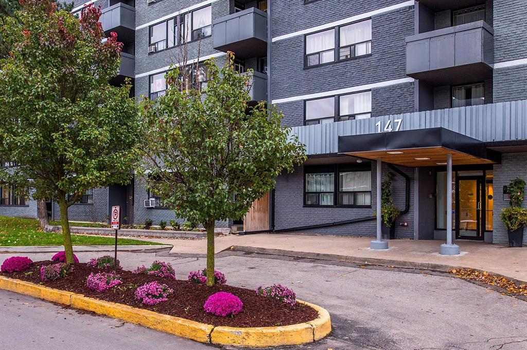 Minimalist Apartments In Aurora Ontario Canada with Modern Garage