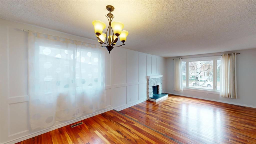 UPPER - 272 Cedarwood Road Southwest