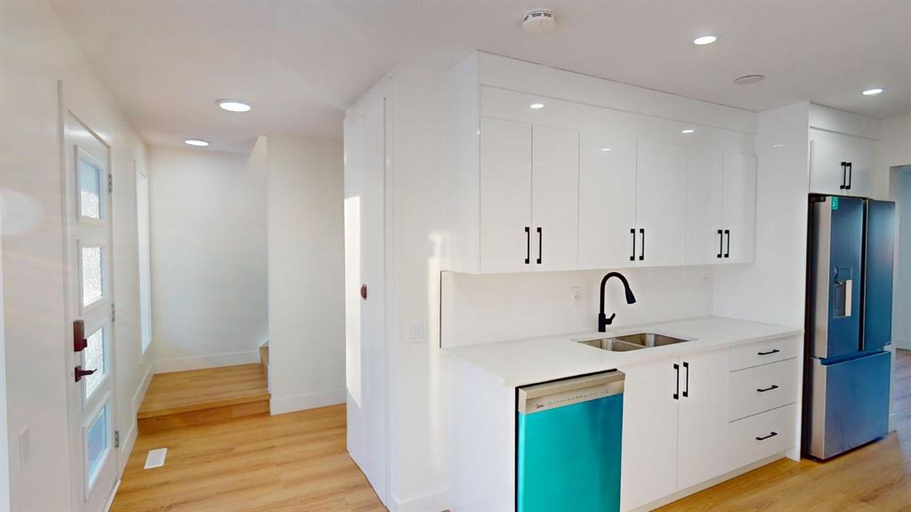 Upper - 256 Abinger Crescent Northeast