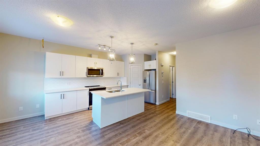 818 - 32 Red Embers Parade Ne