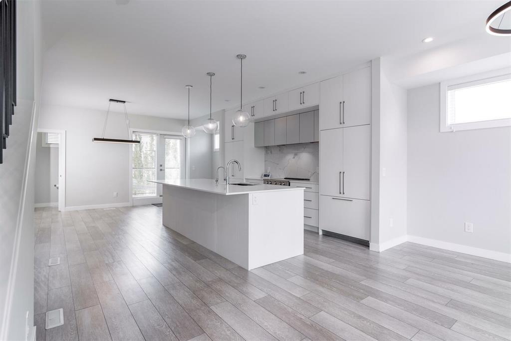 831 77 St SW