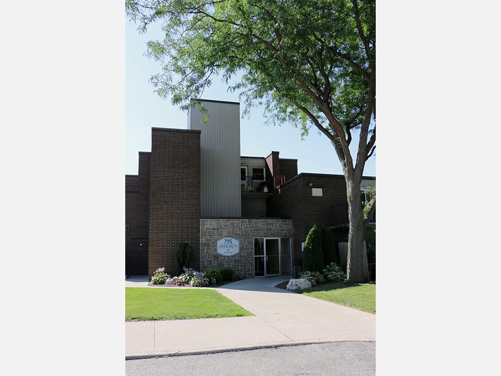 795 Grand Ave. W., Chatham Apartment for Rent