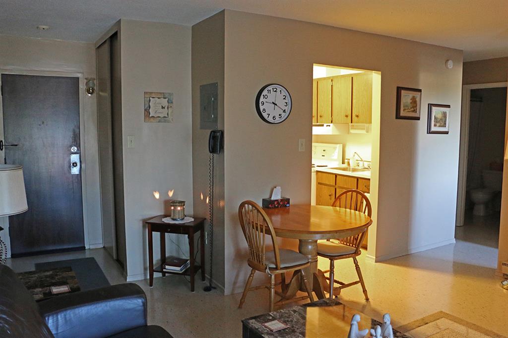 805 Grand Ave. W., Chatham Apartment for Rent