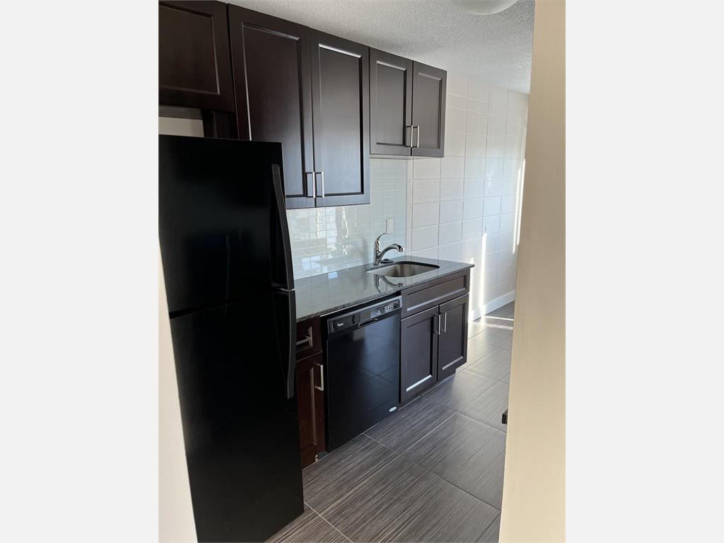 10337 122 St NW