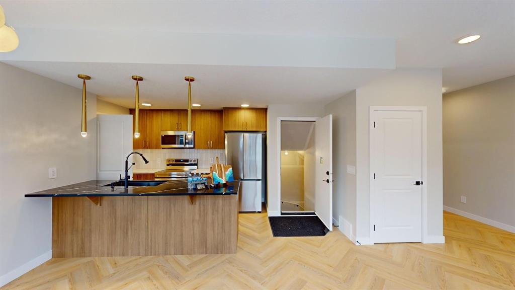 15-16231 19 Ave Sw