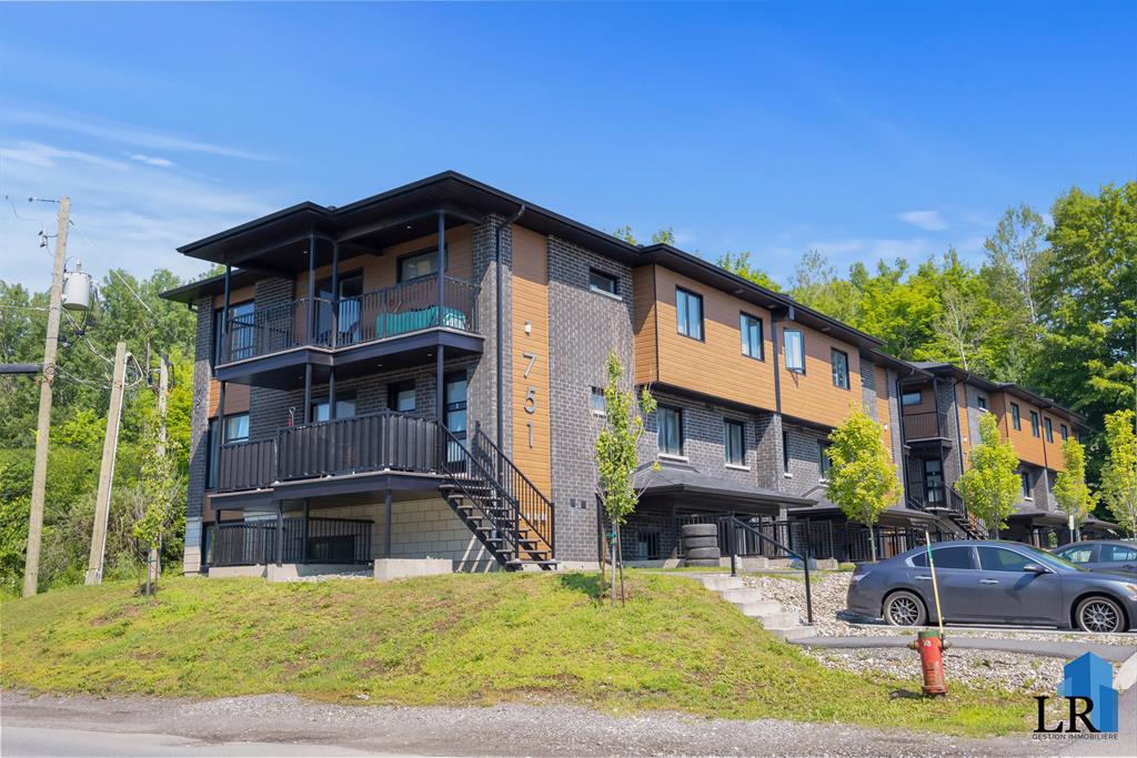 755 Boulevard Saint-Ren� Est