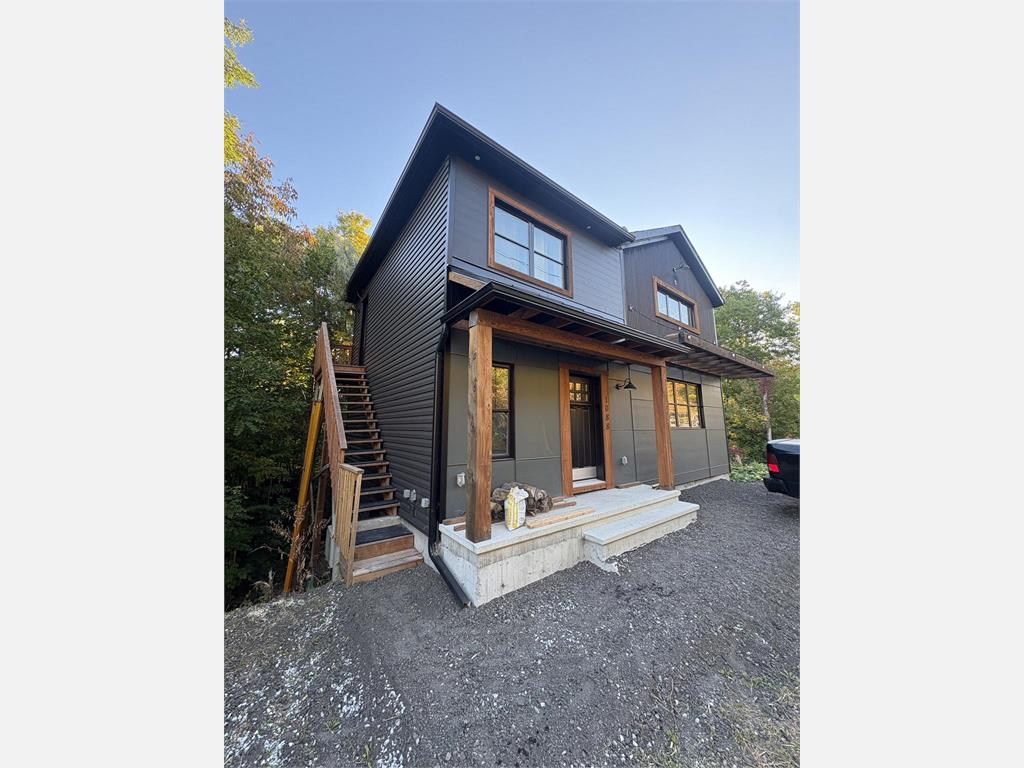 1088 Boulevard de la Cit�-des-Jeunes