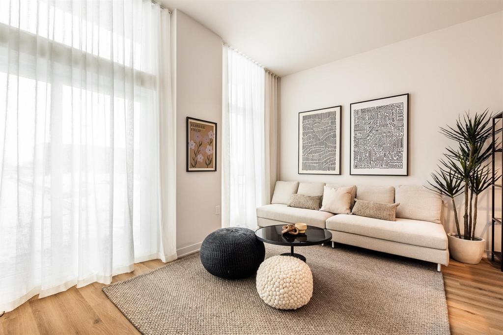 1230 Avenue De La Crois�e