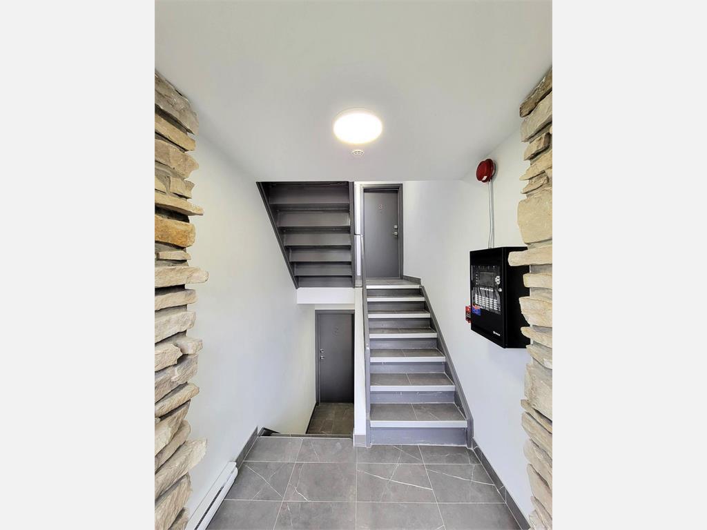 24 Boulevard Saint-Elz�ar Ouest