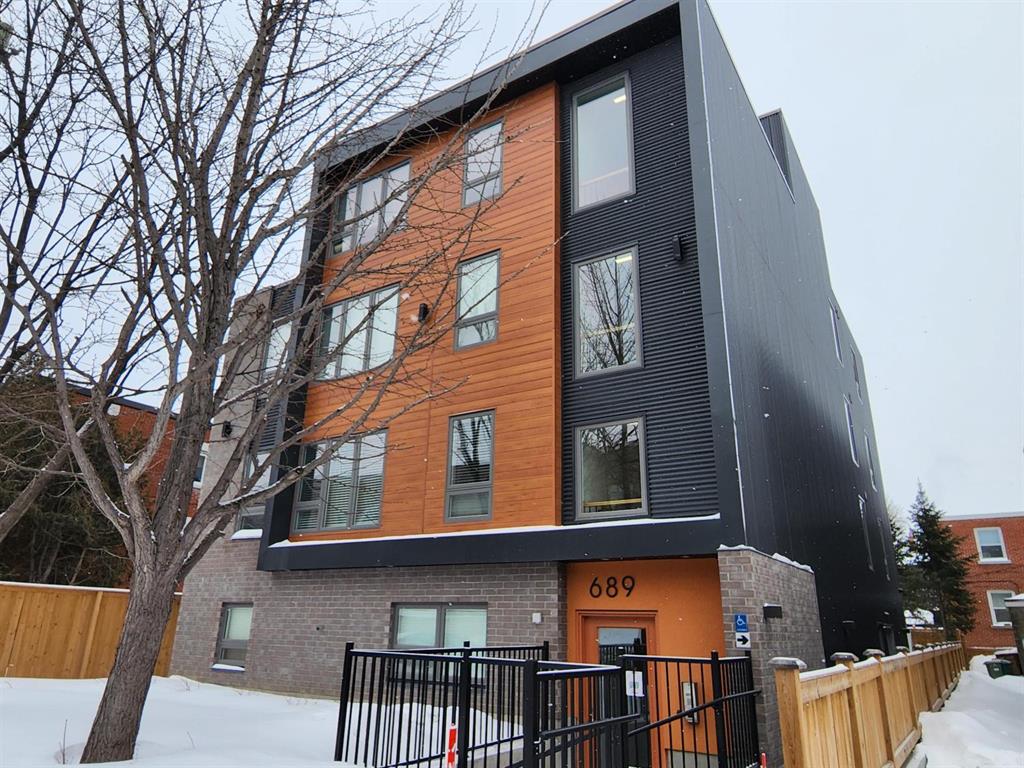 689 Churchill Avenue North