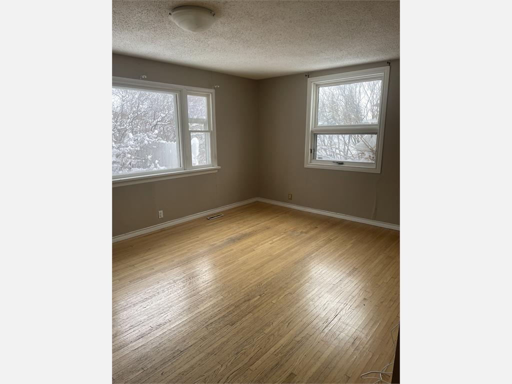 464 Edward St - 1