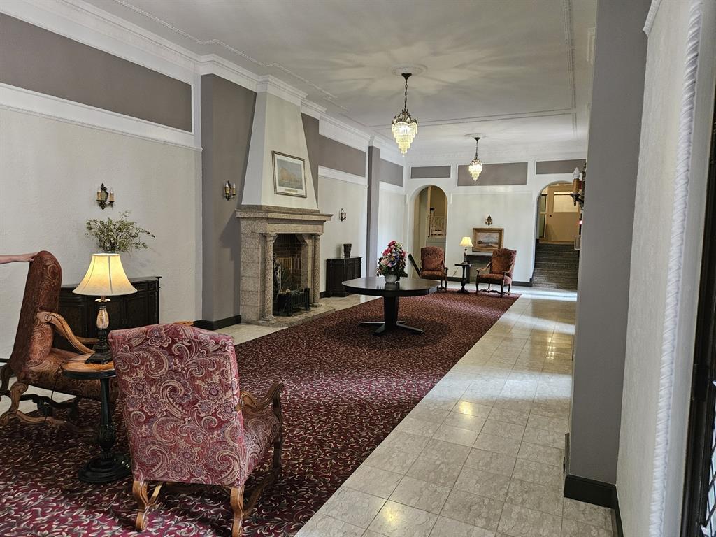 2305 Victoria Avenue - 610610