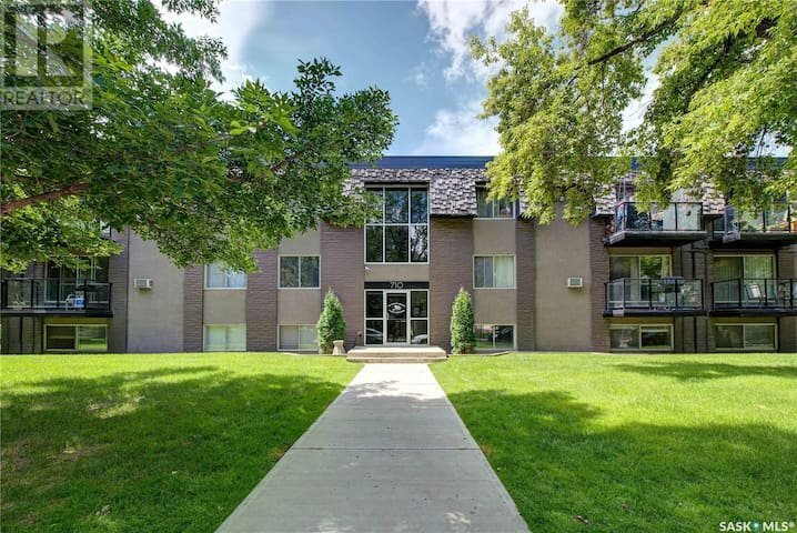 710 Melrose Avenue - 1