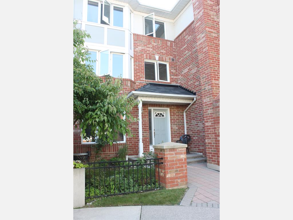 18 Clark Ave W