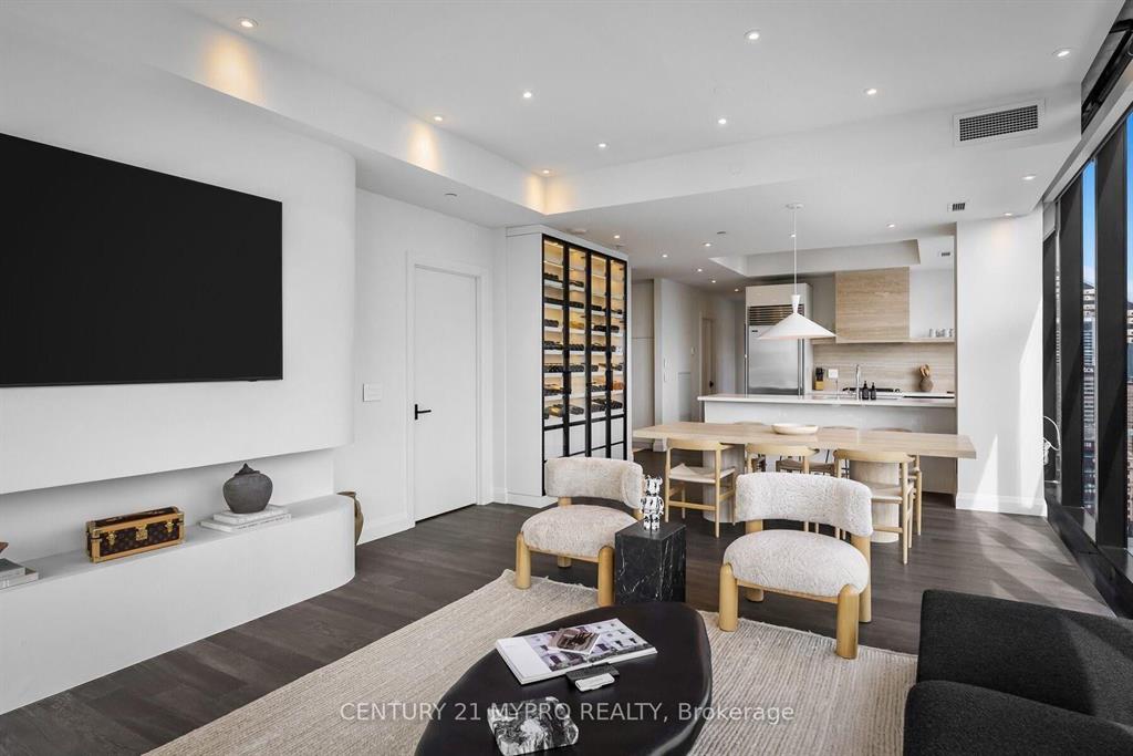 224 King St W 3603