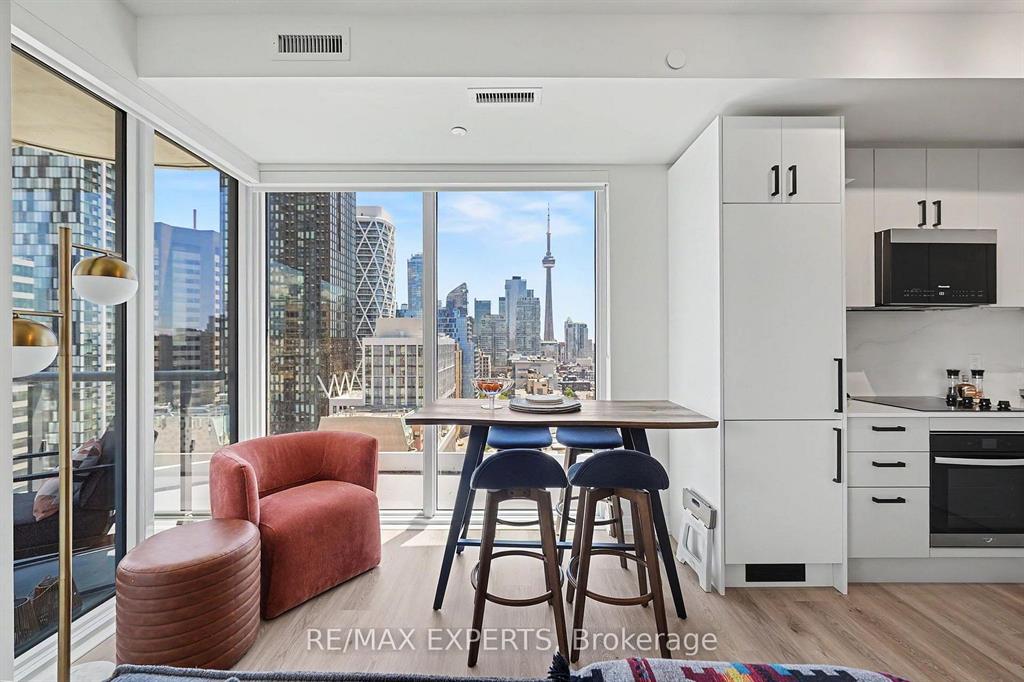 280 Dundas St W 1508