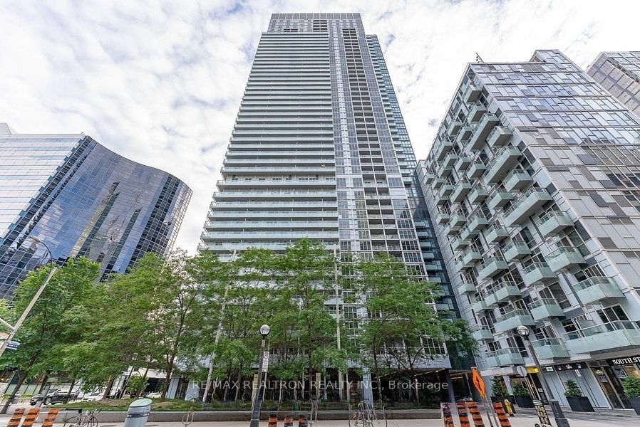 300 Front St W 3601