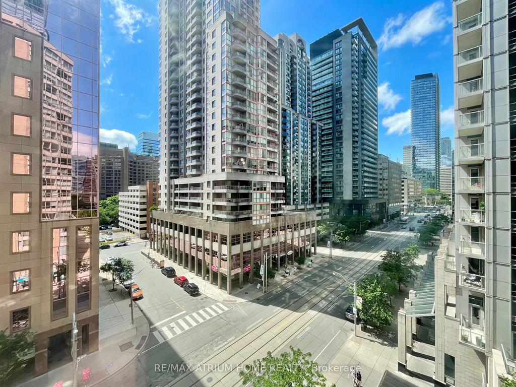 717 Bay St 807