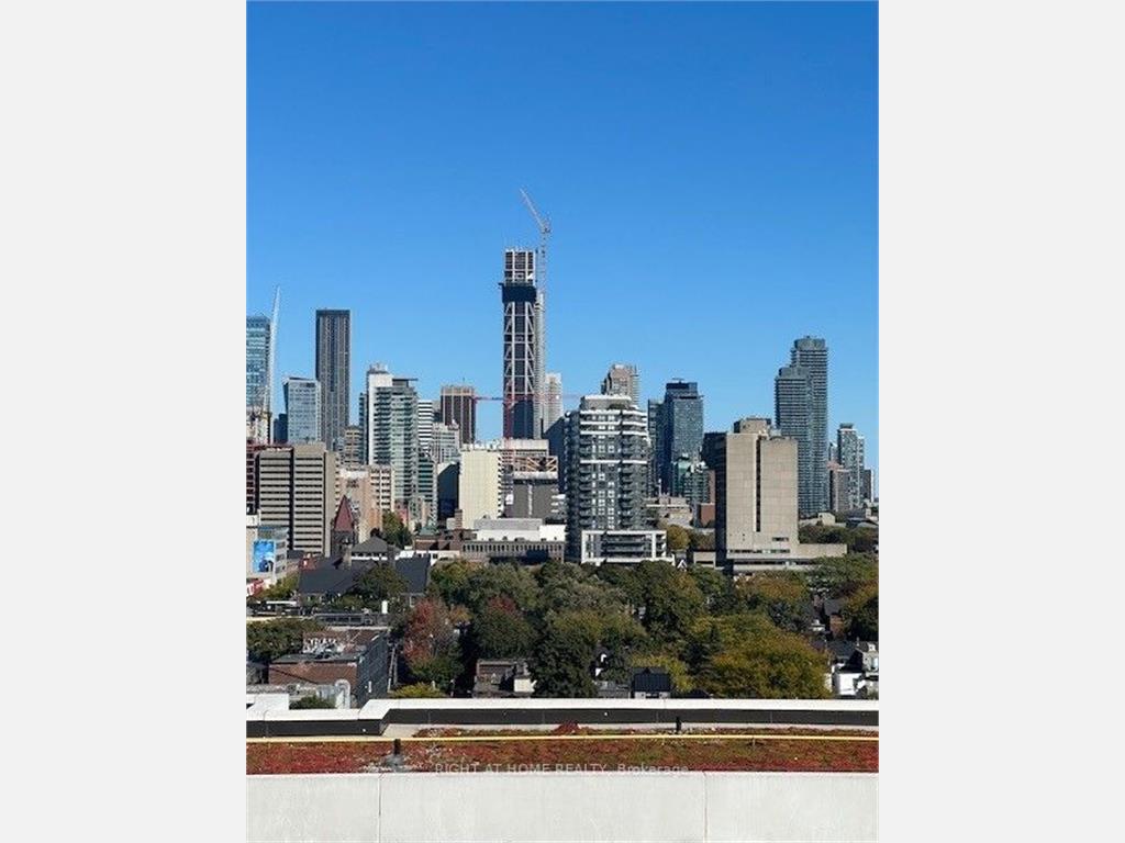 762 Bathurst St 2102B