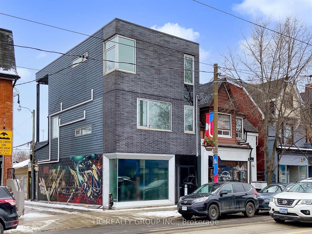 899 Dundas St W