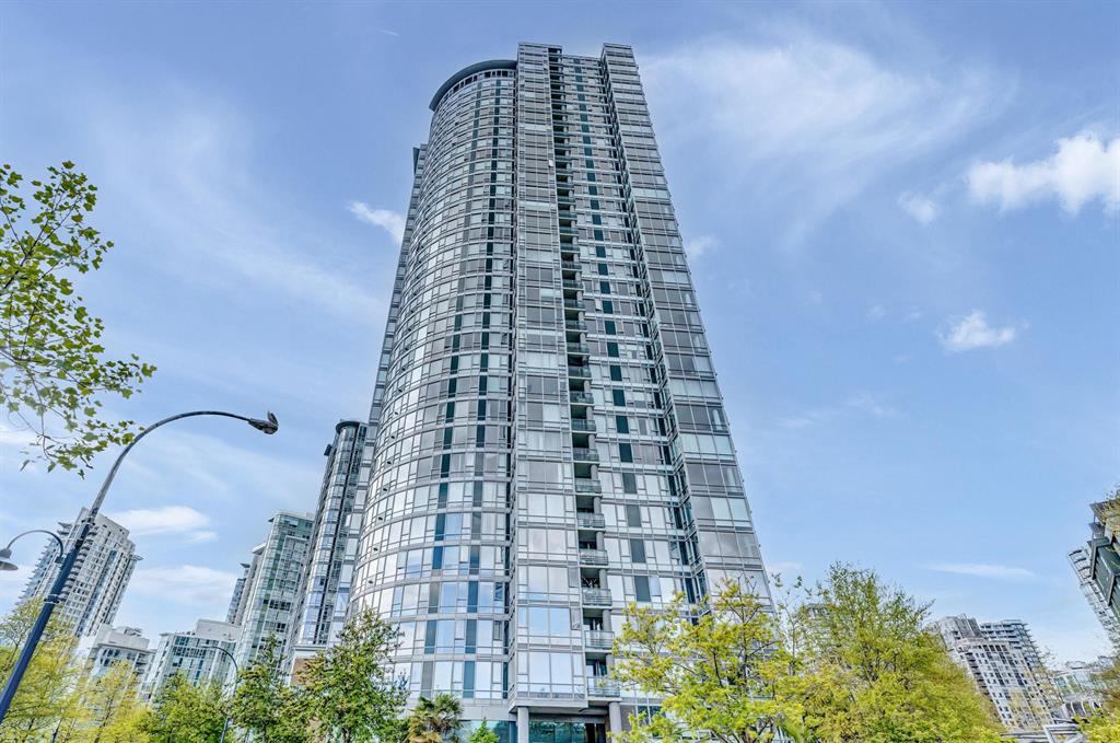 1033 Marinaside Crescent